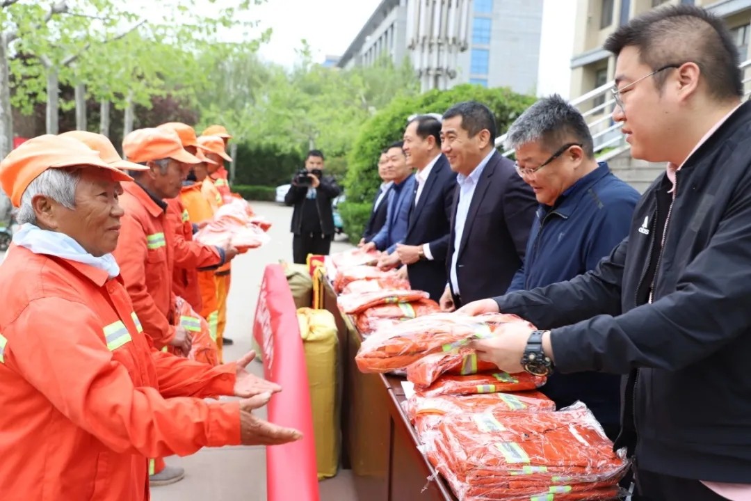 愛(ài)心傳遞 溫情捐贈(zèng)—長(zhǎng)田實(shí)業(yè)向環(huán)衛(wèi)工人捐贈(zèng)環(huán)衛(wèi)服裝1200余套