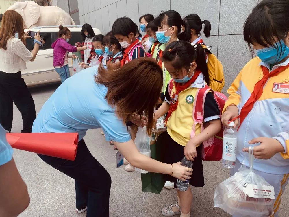 大手牽小手 溫情暖童心 —華百廣場攜手區(qū)婦聯(lián)、肯德基開展六一兒童節(jié)獻(xiàn)愛心活動(dòng)