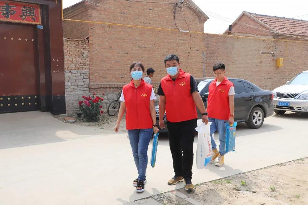 扶貧濟(jì)困獻(xiàn)愛心 真情幫扶暖人心 —長田實(shí)業(yè)團(tuán)委開展“金暉助老?青年文明號(hào)送溫暖”活動(dòng) 扶貧濟(jì)困獻(xiàn)愛心 真情幫扶暖人心 —長田實(shí)業(yè)團(tuán)委開展“金暉助老?青年文明號(hào)送溫暖”活動(dòng)